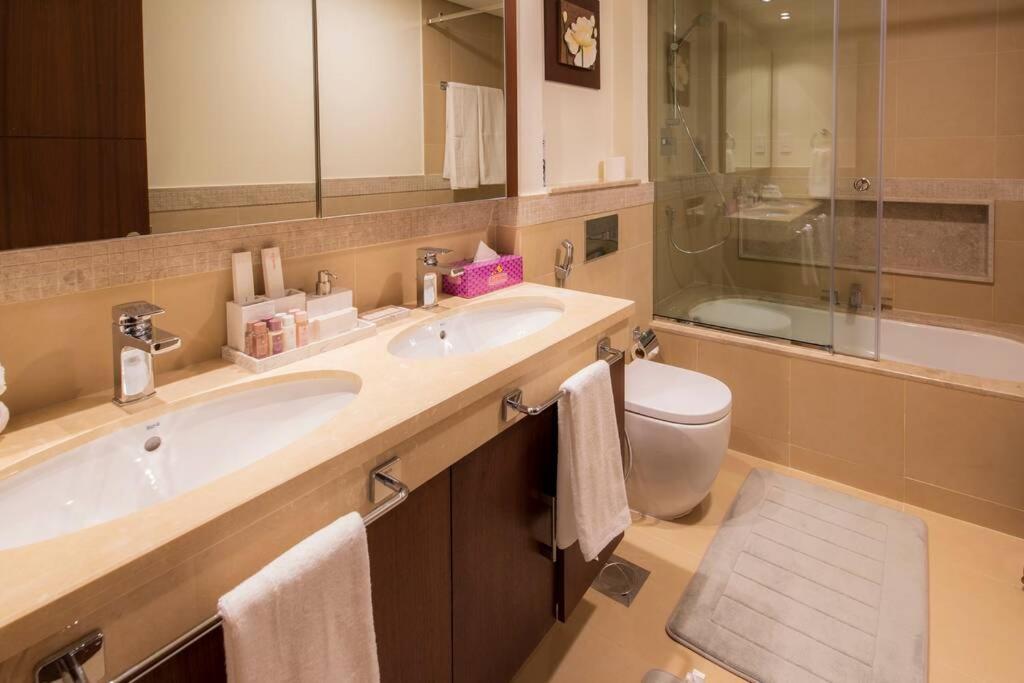 Appartamento First Class 2Br With Full Burj Khalifa And Fountain View Dubai Esterno foto