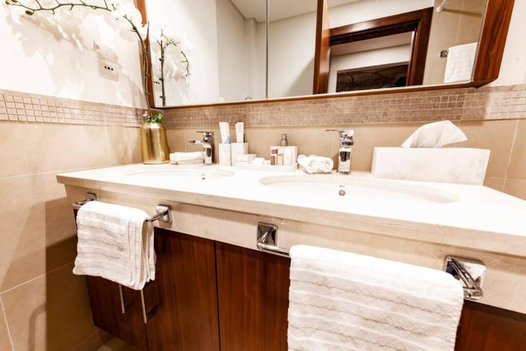 Appartamento First Class 2Br With Full Burj Khalifa And Fountain View Dubai Esterno foto